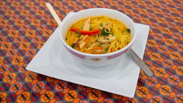 Thukpa soupe : grande soupe de nouilles avec du poulet 