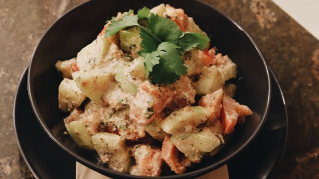 Vegetable salad with nuts