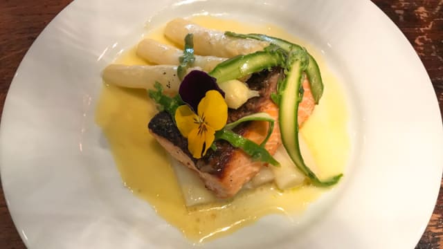 Pavé de Saumon Asperges Blanches et Sauce aux Agrumes