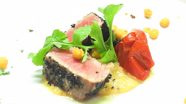 Tonno in crosta di sesamo nero, crema di ceci e pomodoro