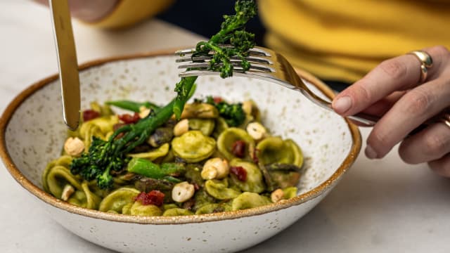 Orecchiette with vegan basil pesto, broccolini and toasted cashews | Orecchiette com pesto de manjericão vegan, bimis e caju tostado