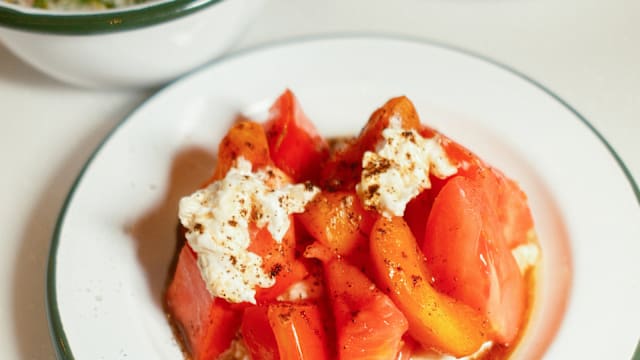 Tomate, abricot, cœur de burrata, café