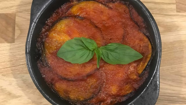 Parmigiana d'aubergines, mozzarella de bufflonne, tomate San Marzano et basilic