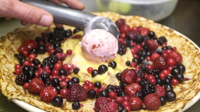 Pannenkoek bosbessen, ijs en gele room