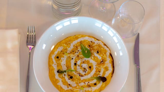 Risotto con zucca, kefir di capra, nocciole tostate al rosmarino e aglionero 12.00€