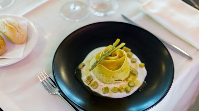Pappardella ripiena di stracotto di manzo su estratto di asparagi accompagnate da ravanelli marinati con coriandolo e croccante diparmigiano 16.00€