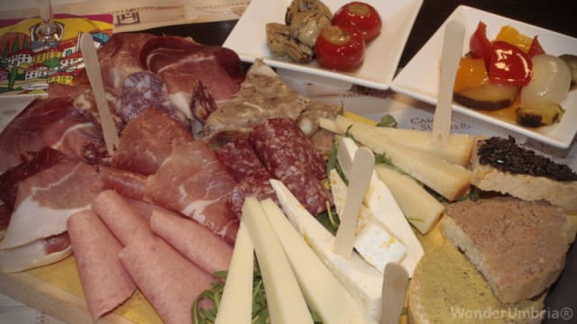 tagliere gourmet con prodotti tipici locali