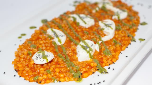 Orzotto pomodoro e basilico con mozzarella di bufala
