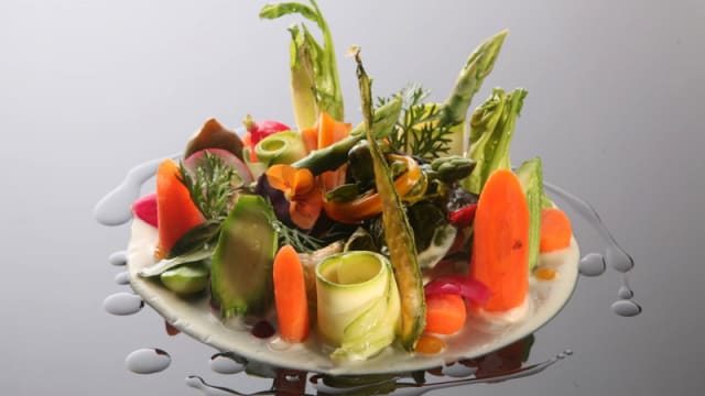 Giardino di verdure in diverse consistenze su crema di cavolfiore