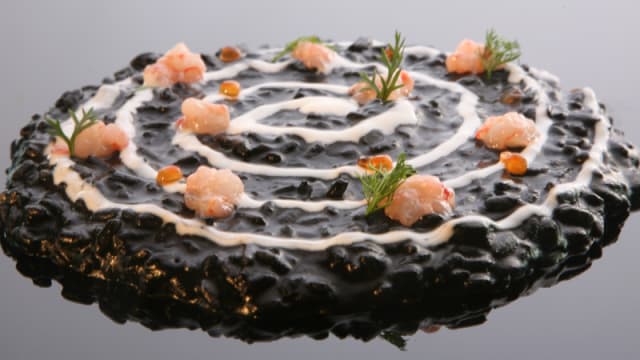 RisottoCarnaroli con nero di seppia e gambero rosso di Mazara del Vallo, uovo di salmone e crema acida