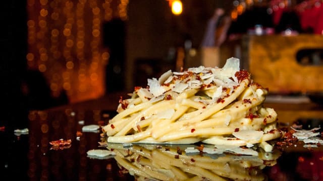 Spaghettoni crema di fave bacon croccante e pecorino a scaglie