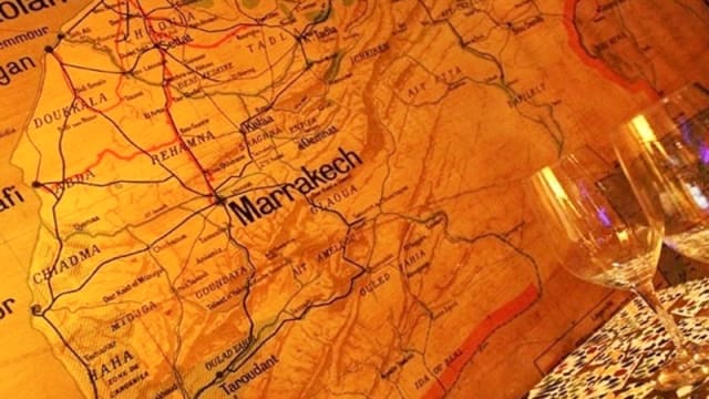 Carte détaillée de Marrakech, mettant en avant les routes et les lieux de la région dans des tons chauds, évoquant une ambiance culturelle et accueillante pour déguster une cuisine marocaine.
