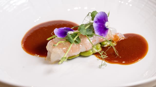 Scampo di Mazara, fave e piselli