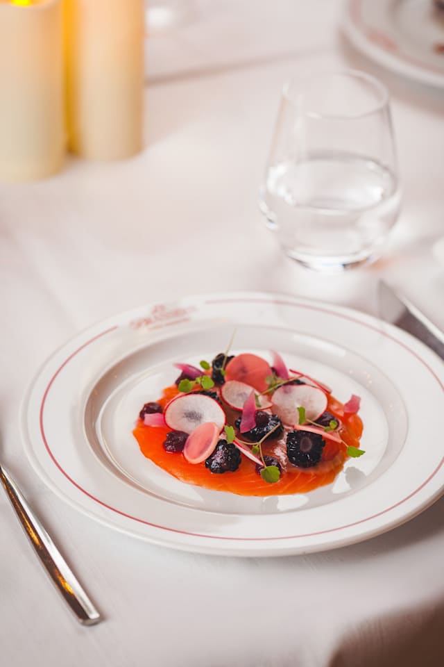 Saumon gravlax signature, pâte de raifort et texture de radis