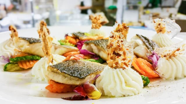 Tagliata di branzino con cristalli di mandorle