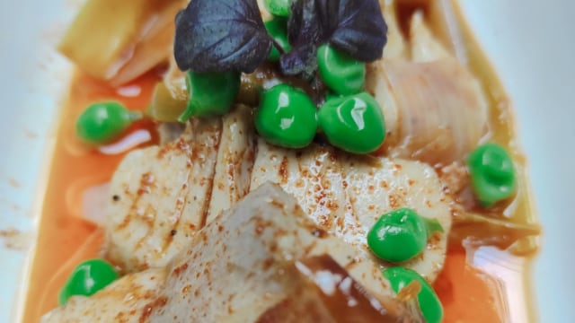 Serviola en escabeche suave, guisantes y calçots