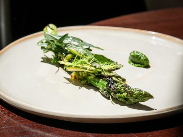 Asperges sauvages, oeufs de truite, sapin