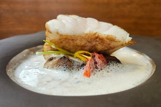 Lotte, sauce au foin, cèpes, oreilles de cochon