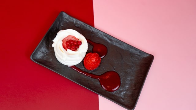 Vacherin glacé à la fraise et coulis de fruits rouges