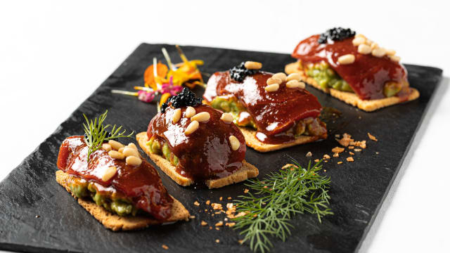 Marinado de Atún con Guacamole y Piñones