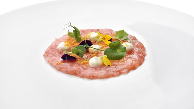 Battuta di gamberi rossi di Mazara, yogurt greco agli agrumi e bottarga 