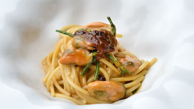Spaghetti ai ricci, cozze e salicornia 