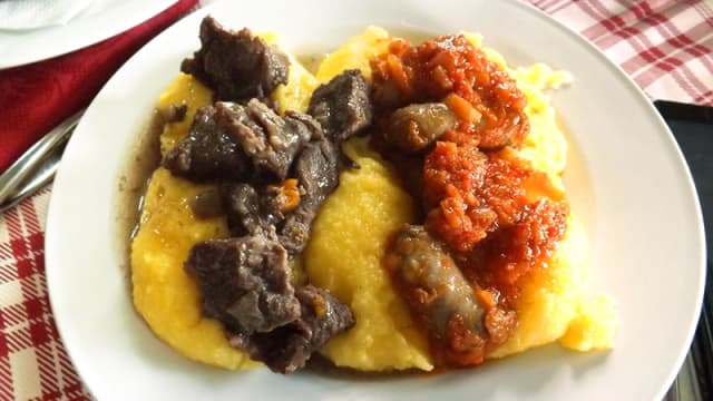 Polenta con spuntature e salsiccia