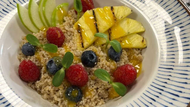 Salada de Quinoa, Ananás, Maçã, Framboesas e Molho de Manga