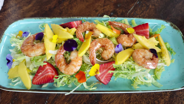 Salada de Camarão com Coco 