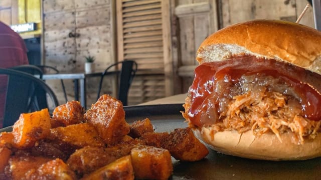 Burger Galaxy con pulled pork, cipolla caramellata e salsa barbecue