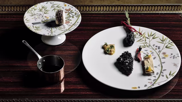 Riso nero con rosmarino e peperoncino, accompagnato da purè di erbe verdi; dessert cilindrico al cioccolato con noci e salsa ricca.