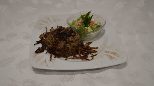 Moujadara (riz aux lentilles et aux oignons grilées, salade sauce yaourt)