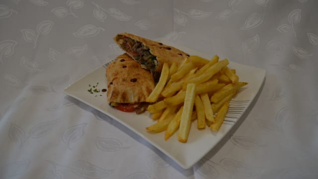 Shawarma à la viande de veau (galette à l'émincé de veau et aux légumes)