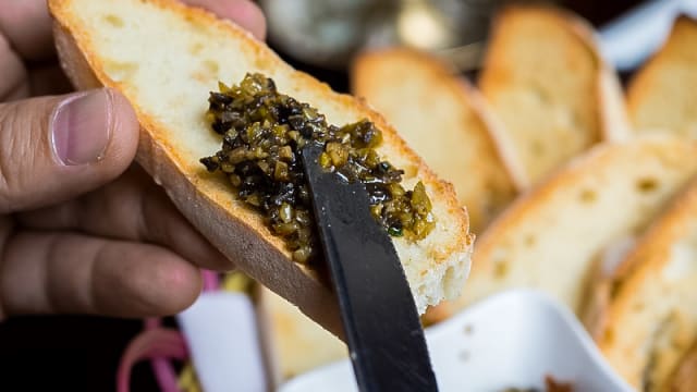Vers brood en huisgemaakte pesto