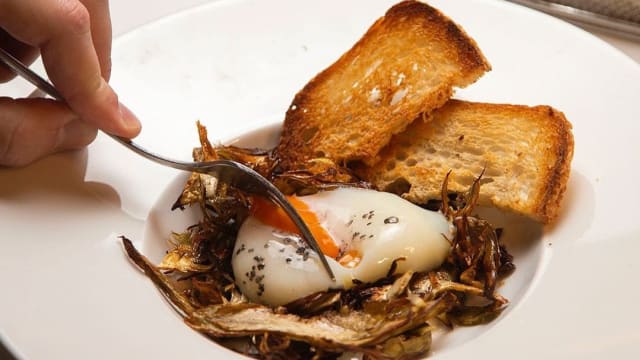 UOVO A 64° CON CARCIOFI CROCCANTI E SPUMA DI PARMIGIANO