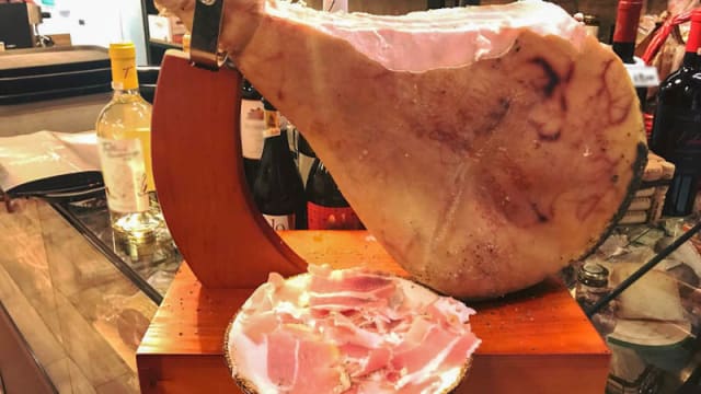 Prosciutto tipico tagliato a mano