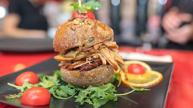 burger di pane multi cereali con pulled pork