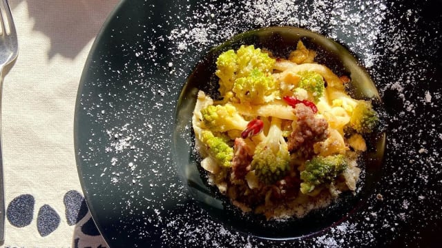 stringozzi acqua e farina con broccoli, salsiccia e ciambella a zampa