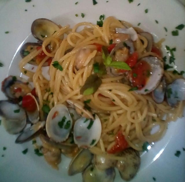 Speghettone vongole e datterini