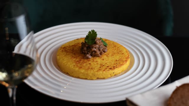 Riso al salto alla milanese con ragù di ossobuco in gremolada