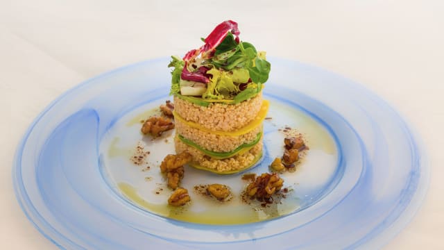 Timbal de Quinoa, Mango y Aguacate con vinagreta de nueces