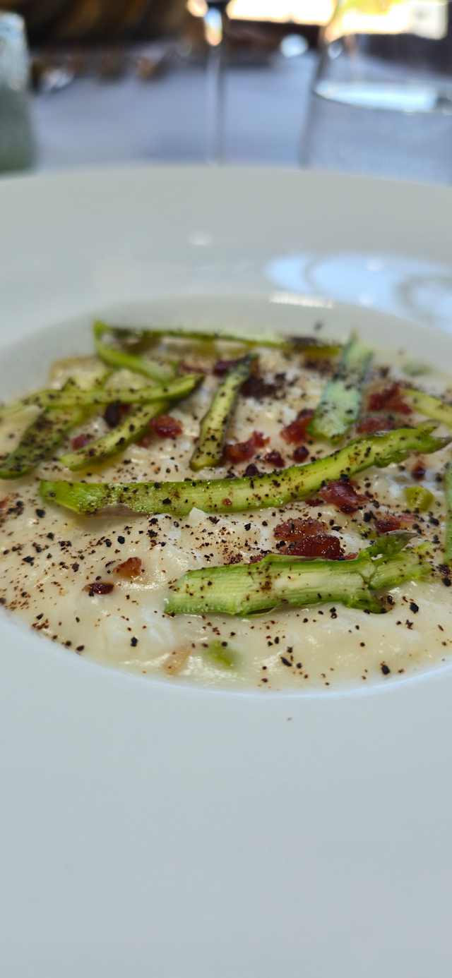Risotto con topinambur, carciofi, asparagi, pancetta e limone nero