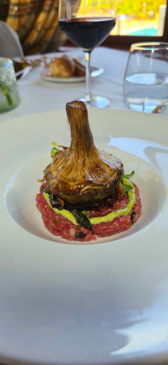 Tartare di manzo, carciofo alla giudia, salsa verde e insalatine