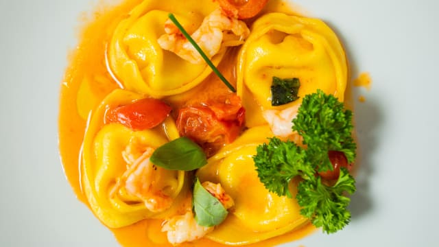 TORTELLO di pasta fresca ripieno di burrata e gamberi