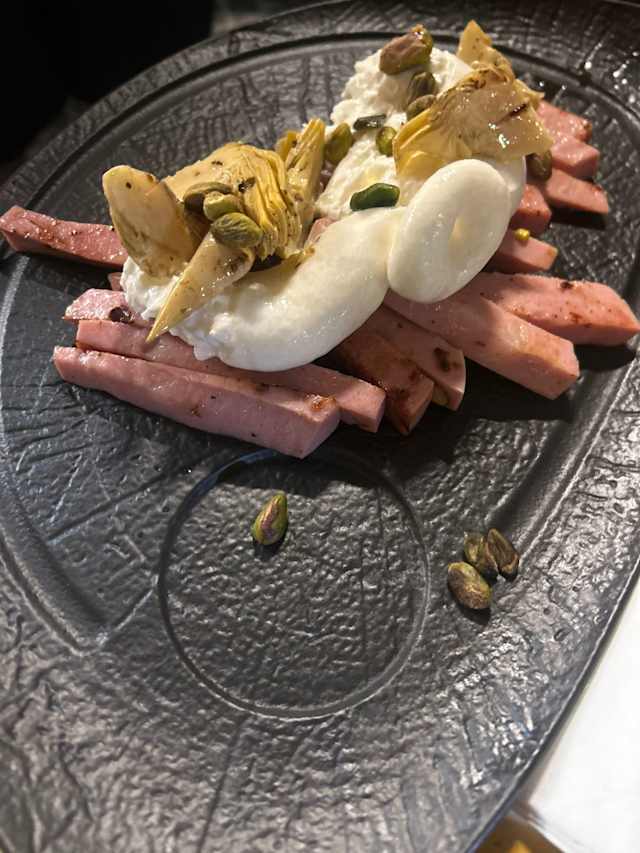Mortadella arrostita con stracciatella e carciofi