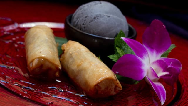 Rouleaux de printemps à la banane glace au sésame noir grillé