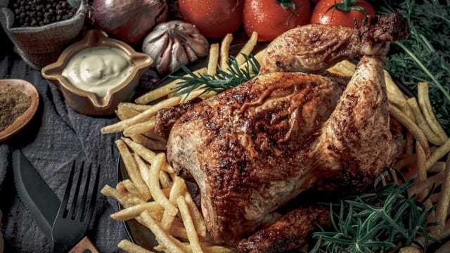Auténtico Pollo a la Brasa Peruano, ahumado, jugoso y sabroso. 