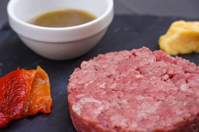 Battuta di Fassone Piemontese al colttello con bagna càoda e zabajone salato