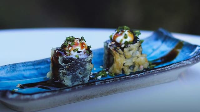 hotsushi roll with salmon