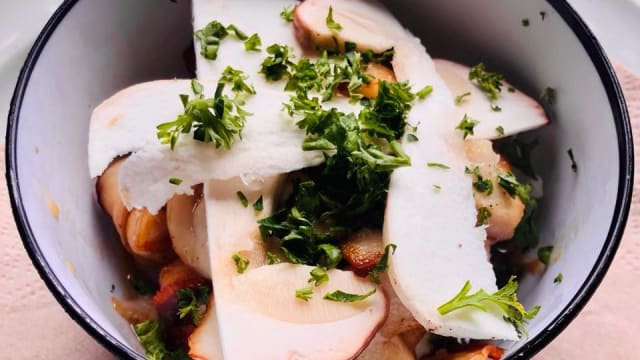 Cèpes, oeufs pochés, jus de viande